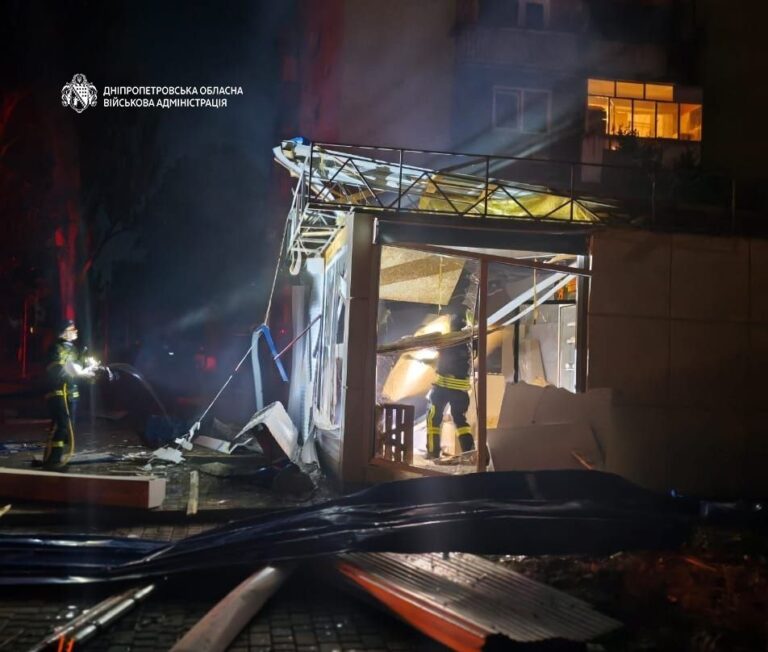 Фото для новини:На Дніпропетровщині РФ пошкодила підприємство, АЗС і магазини, є поранений