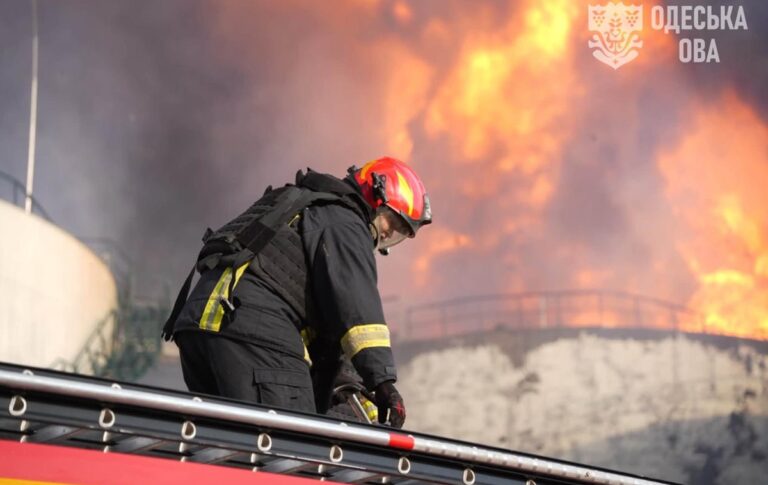 Фото для новини:На Одещині росіяни влучили у резервуар із олією