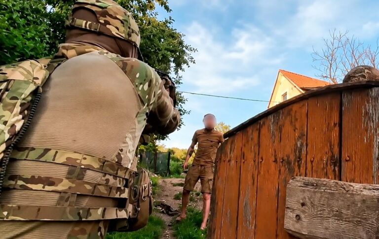 Фото для новини:На Вінниччині СЗЧ-шник сокирою відбивався від представників ВСП