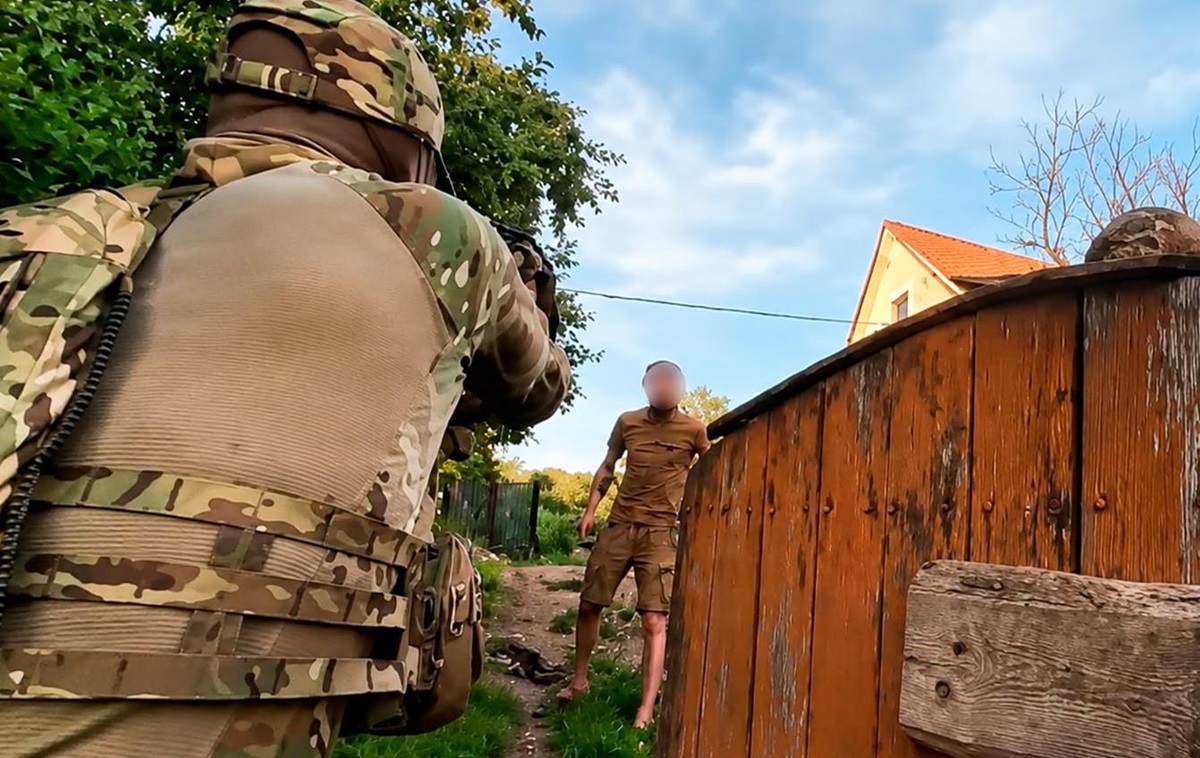 Фото для новини:На Вінниччині СЗЧ-шник сокирою відбивався від представників ВСП