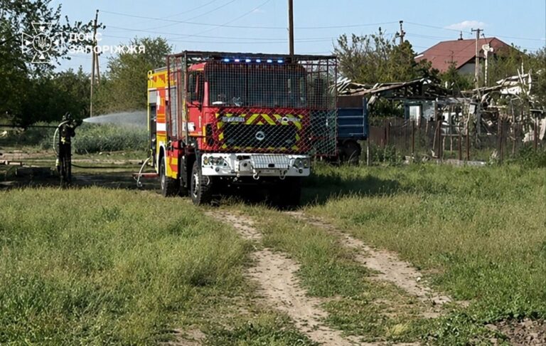 Фото для новини:На Запоріжжі дрон вдарив по рятувальниках під час гасіння пожежі