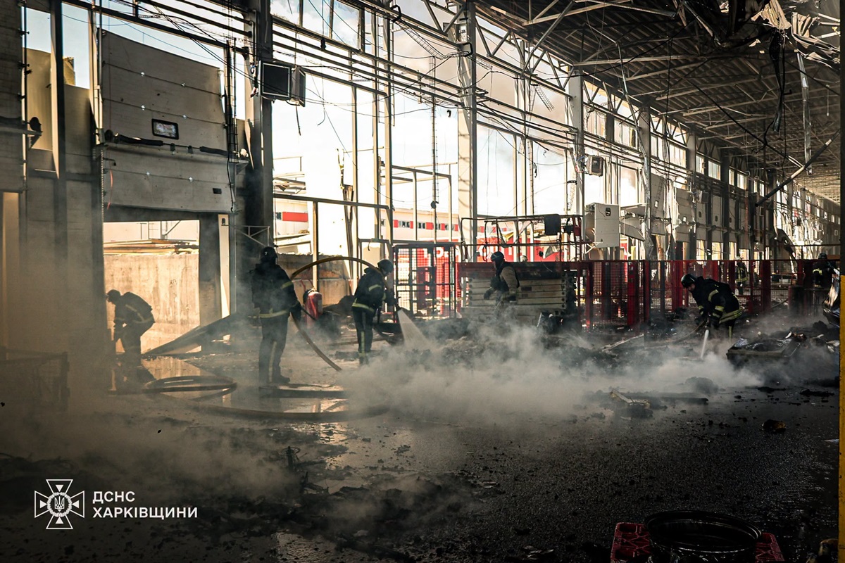 Фото для новини:Обстріл поштового терміналу у Харкові: зросла кількість жертв