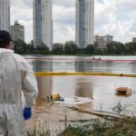 Фото для новини:Очищення озера у Києві після удару Росії: зібрано вже 65 тонн нафтосуміші