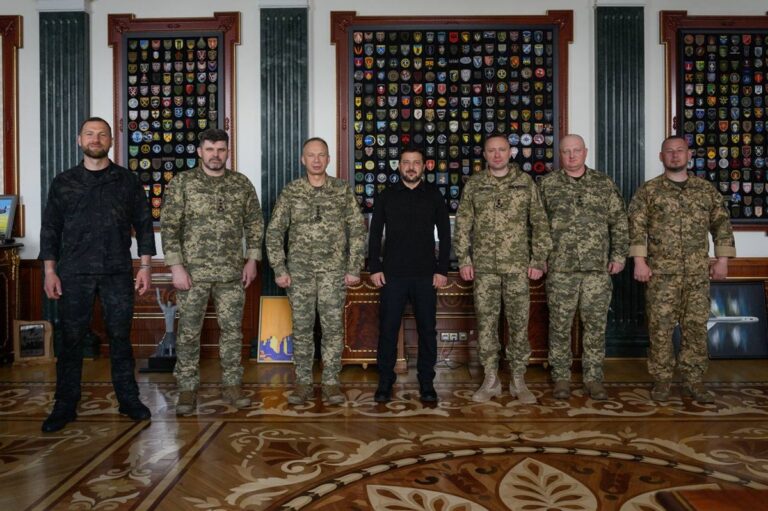 Фото для новини:Офіційно: Гнатов і Сирський звільнені, є новий головком