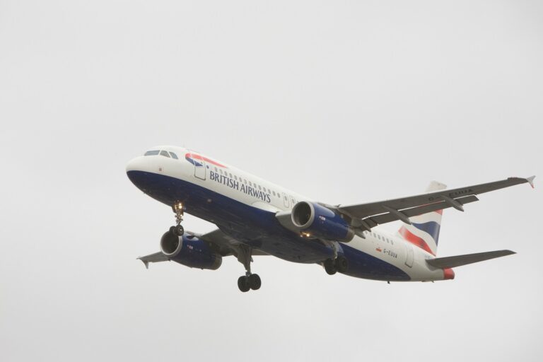Фото для новини:П’яні бортпровідників зірвали рейс British Airways