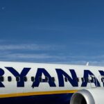 Фото для новини:Пасажира затягнуло у розбите вікно літака Ryanair