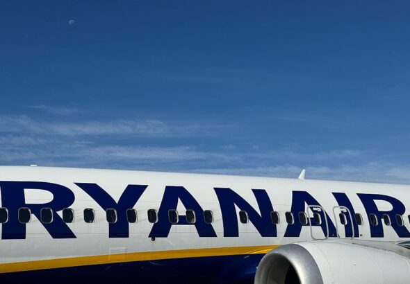 Фото для новини:Пасажира затягнуло у розбите вікно літака Ryanair