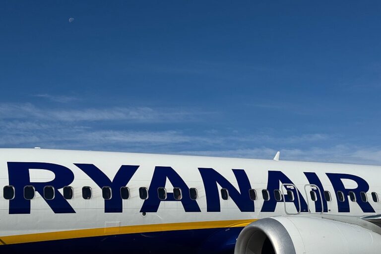 Фото для новини:Пасажира затягнуло у розбите вікно літака Ryanair