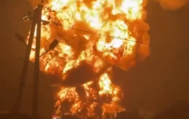 Фото для новини:Під Ставрополем ефектно палає нафтобаза