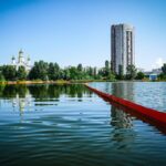Фото для новини:Після атаки РФ у Києві другий тиждень очищають озеро від нафти