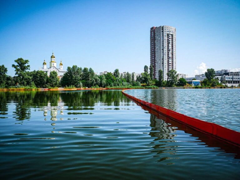 Фото для новини:Після атаки РФ у Києві другий тиждень очищають озеро від нафти