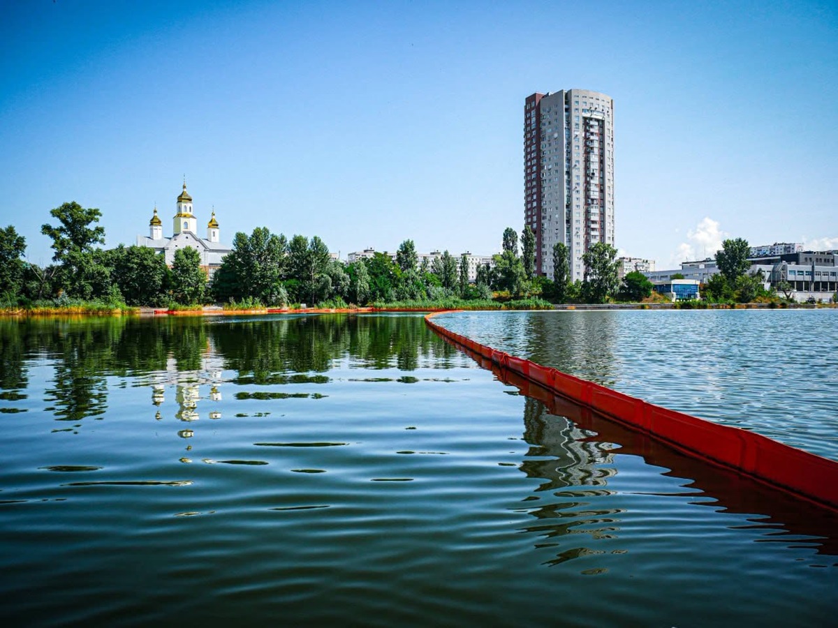 Фото для новини:Після атаки РФ у Києві другий тиждень очищають озеро від нафти