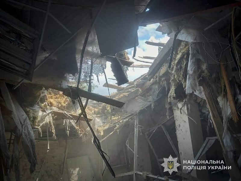 Фото для новини:Поліція показала наслідки атаки РФ на Сумщину