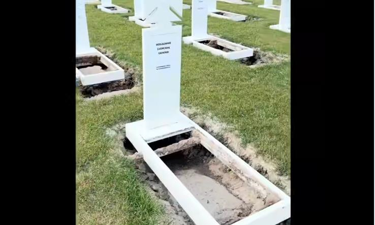 Фото для новини:Провалля на могилах: Національне військове кладовище розмили дощі