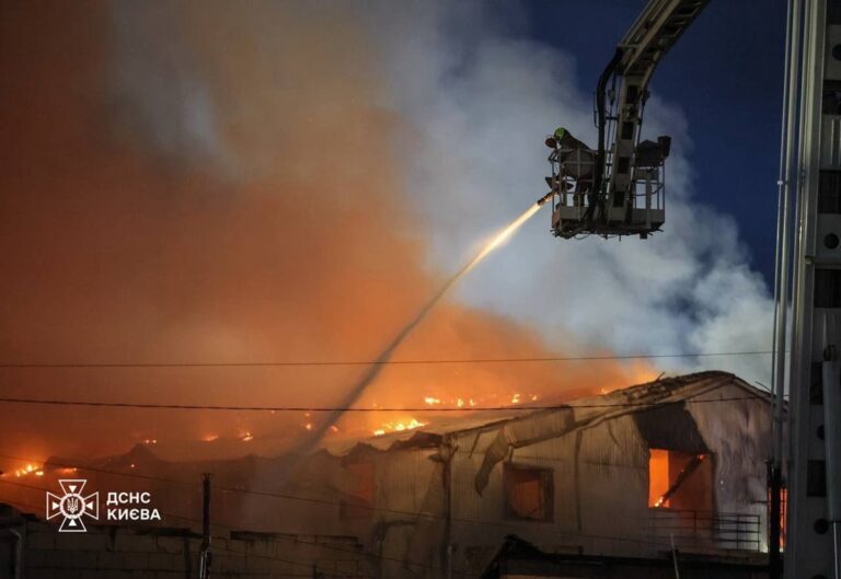 Фото для новини:Ракетна атака РФ на Київ: у ДСНС показали наслідки