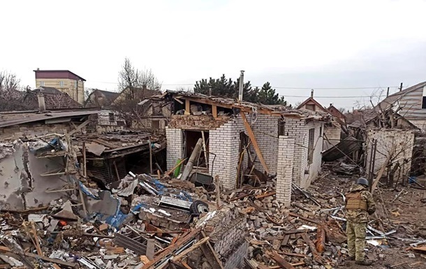 Фото для новини:РФ скинула на Слатин чотири КАБи: є постраждалі