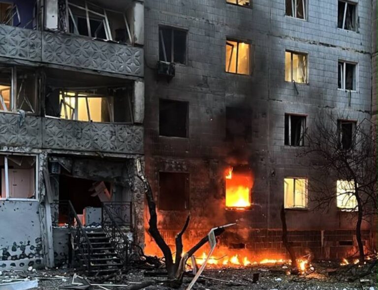 Фото для новини:РФ вдарила по багатоповерхівці у Сумах: постраждали діти