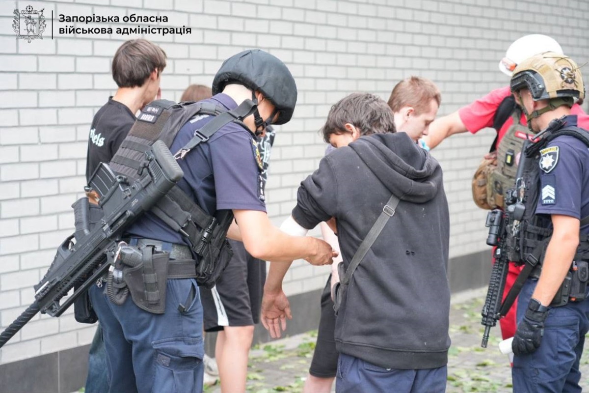 Фото для новини:РФ вдарила по багатоповерхівці в Запоріжжі: під завалами люди