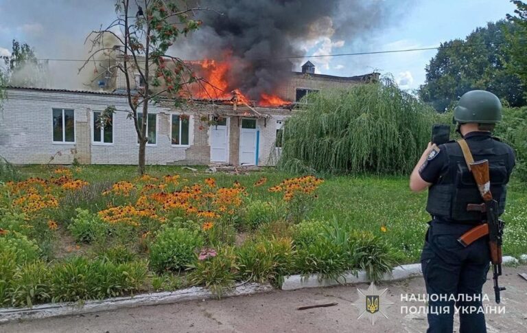 Фото для новини:РФ вдарила по Миколаєву вдень: є руйнування житлових будинків