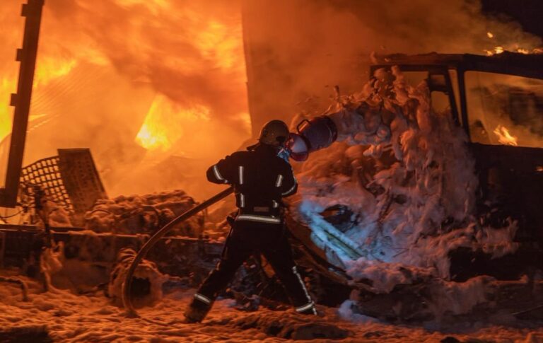 Фото для новини:РФ вдарила по Новій пошті в Сумах: троє загиблих