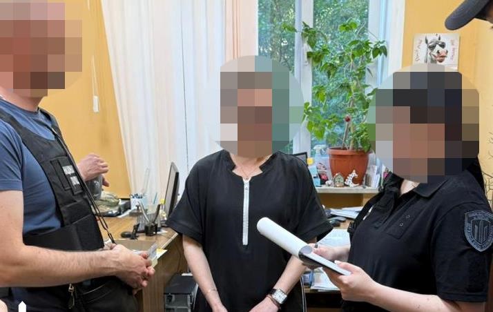 Фото для новини:Робили з ухилянтів "іноземців": ДБР викрило посадовців міграційної служби