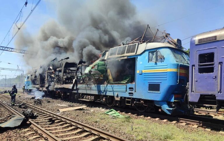 Фото для новини:Росія атакувала пасажирський поїзд на Запоріжжі
