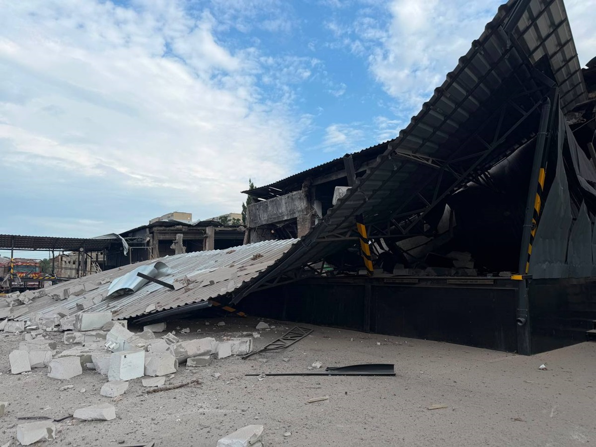 Фото для новини:Росія скинула КАБи на склади Нової пошти в Ізюмі