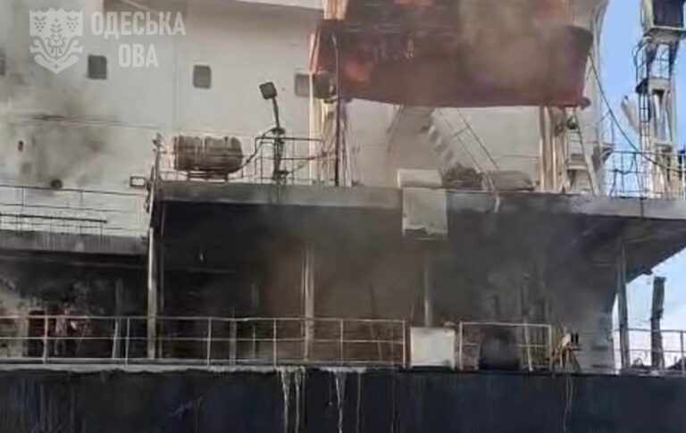 Фото для новини:Росія вдарила по судну на Одещині: є загиблі