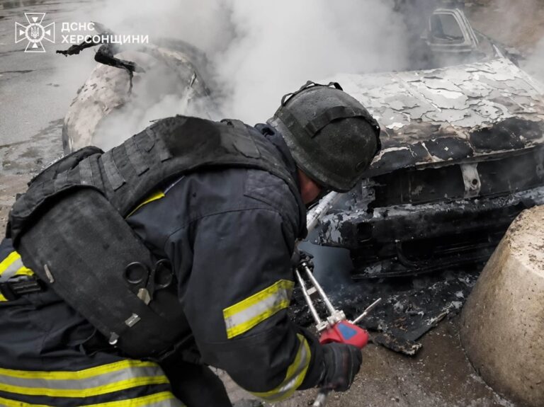 Фото для новини:Росія зранку атакувала магазин та авто в Херсоні, є постраждалі