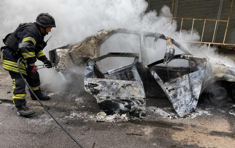 Фото для новини:Росіяни вдарили дроном по авто в Херсоні: є жертви