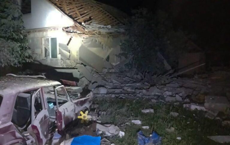 Фото для новини:Росіяни вдарили КАБами по Сумах: серед поранених троє дітей