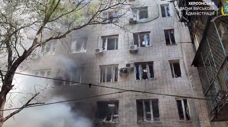 Фото для новини:Росіяни вдарили по Херсону, є жертва та поранені