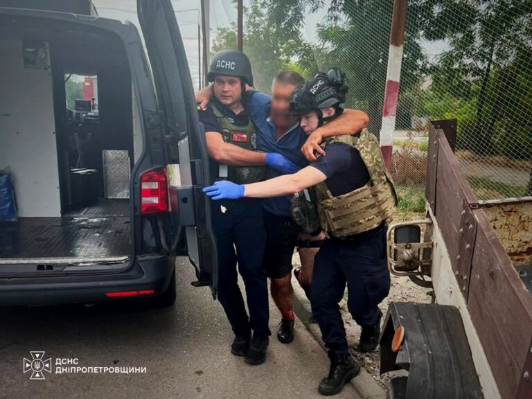 Фото для новини:Росіяни вдарили по рятувальниках на Дніпропетровщині, троє постраждалих
