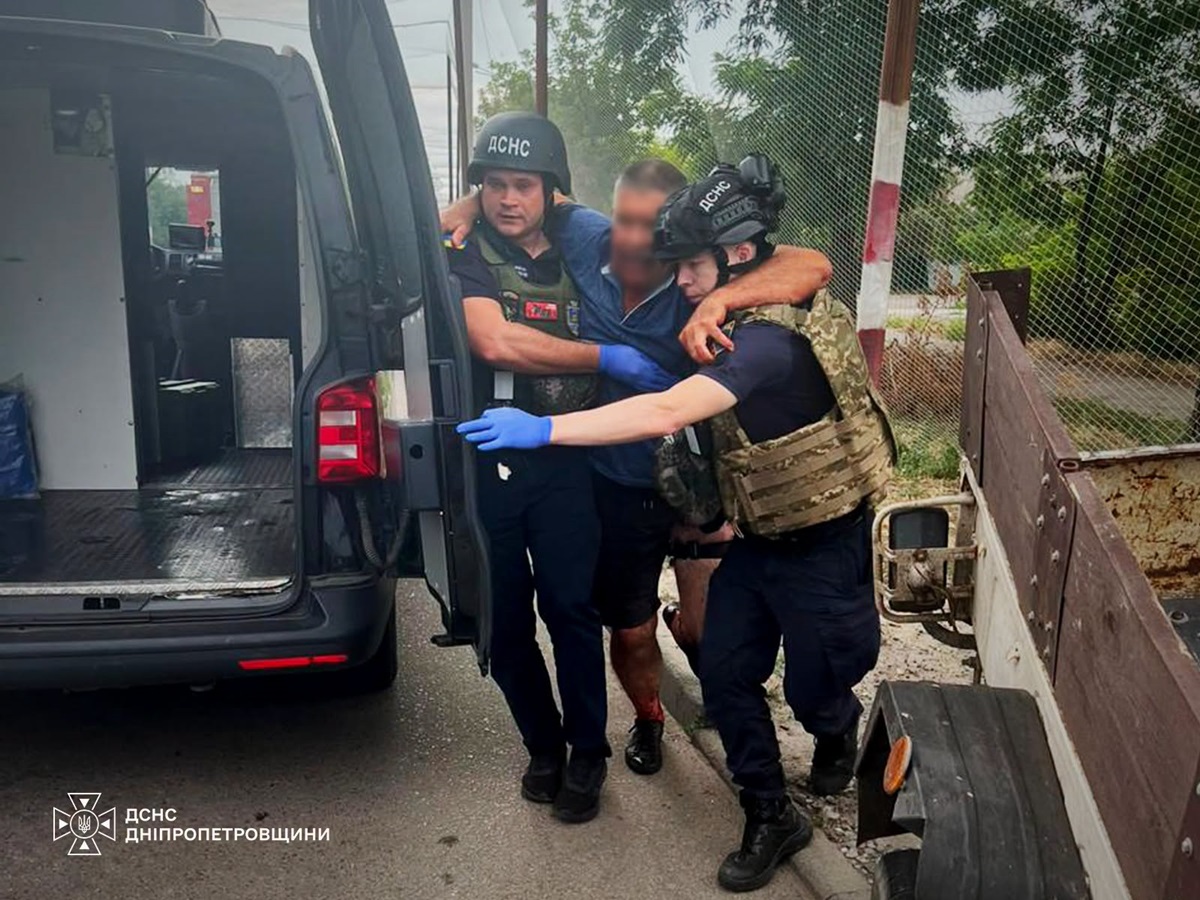 Фото для новини:Росіяни вдарили по рятувальниках на Дніпропетровщині, троє постраждалих