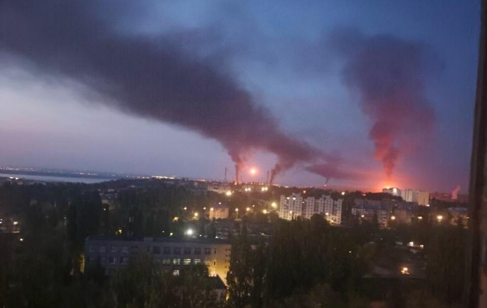 Фото для новини:Росію атакували дрони: в Саратові палає НПЗ