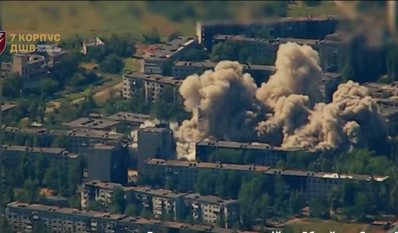 Фото для новини:Сили оборони показали удар по російських інструкторах БпЛА у Покровську