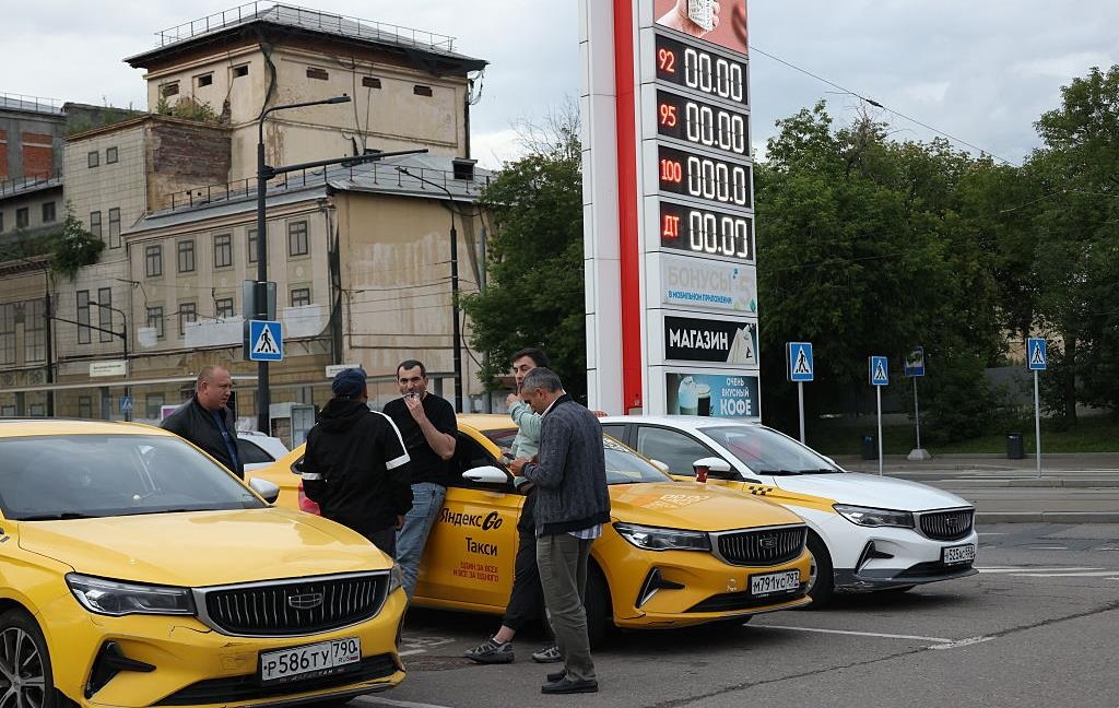 Фото для новини:Ціни на бензин у Росії подолали психологічний рубіж