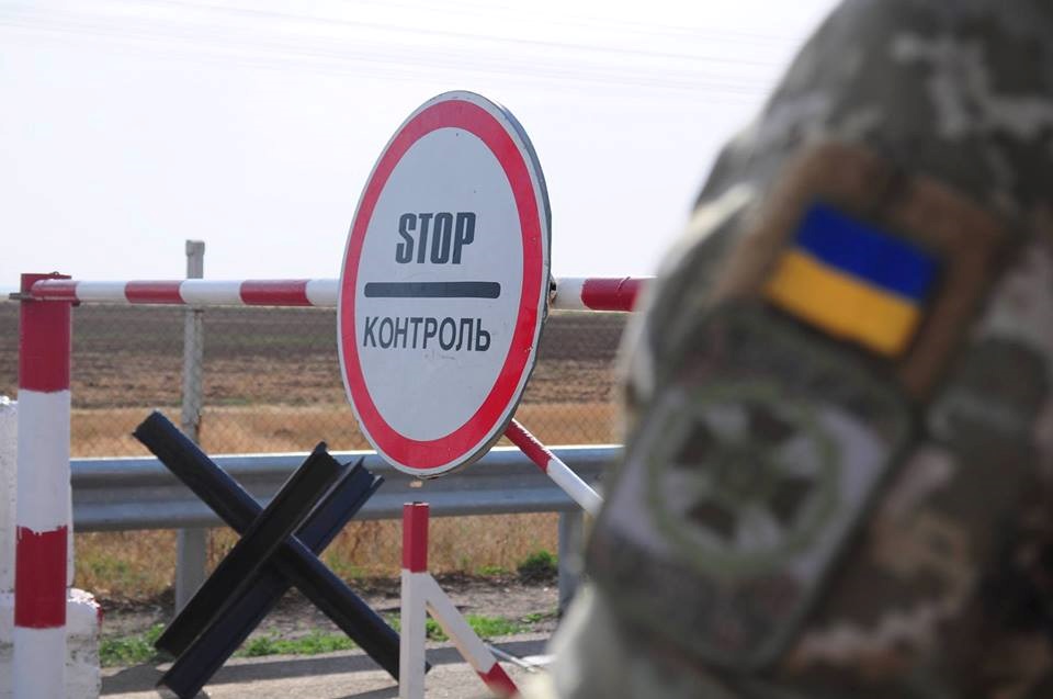 Фото для новини:У Чернігові на блокпості намагалися передати вибухівку в бургері