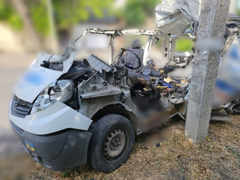 Фото для новини:У Херсоні дрони РФ поцілили в маршрутку та авто, є жертви