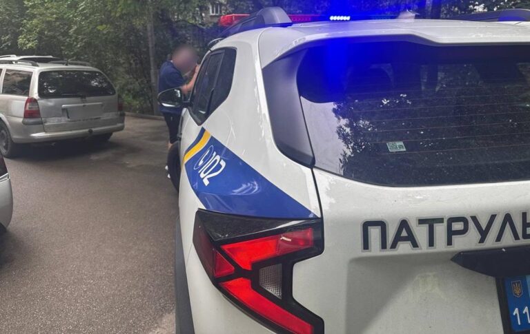 Фото для новини:У Києві 17-річний хлопець із ножем напав на патрульного