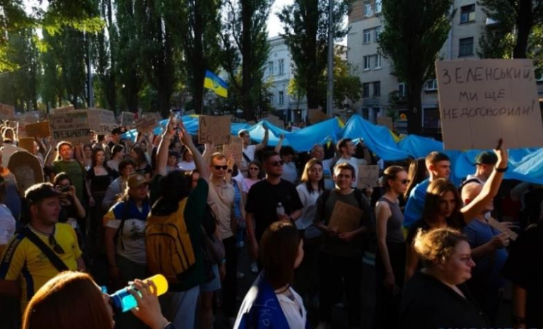 Фото для новини:У Києві активісти влаштували ходу за реформи в оборонному секторі