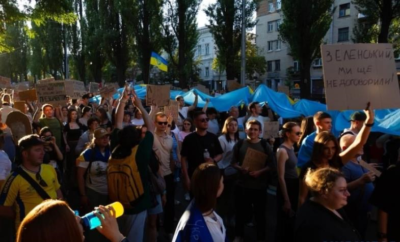 Фото для новини:У Києві активісти влаштували ходу за реформи в оборонному секторі