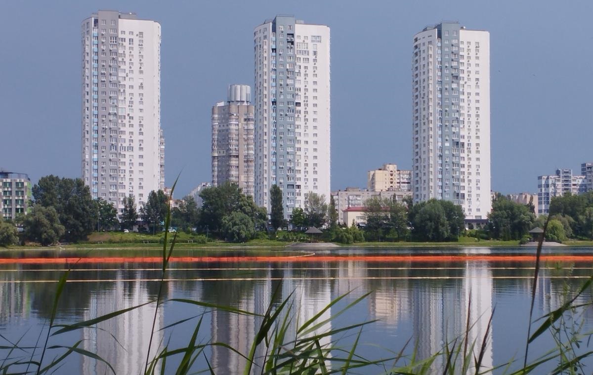 Фото для новини:У Києві в озеро потрапили 350 тонн нафтопродуктів після атаки РФ