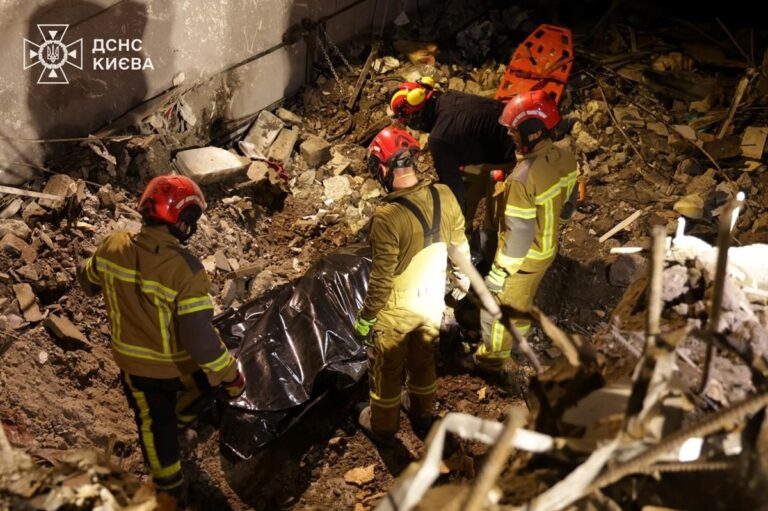 Фото для новини:У Києві з-під завалів дістали ще два тіла