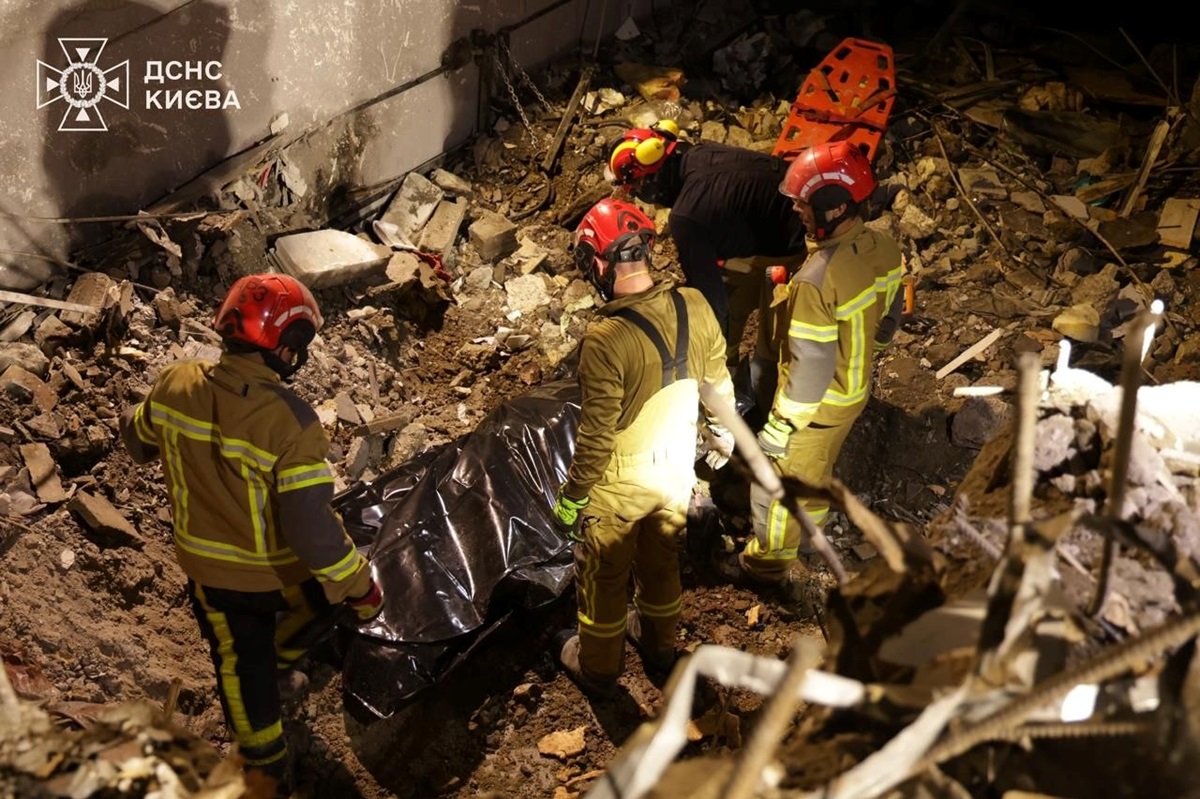 Фото для новини:У Києві з-під завалів дістали ще два тіла
