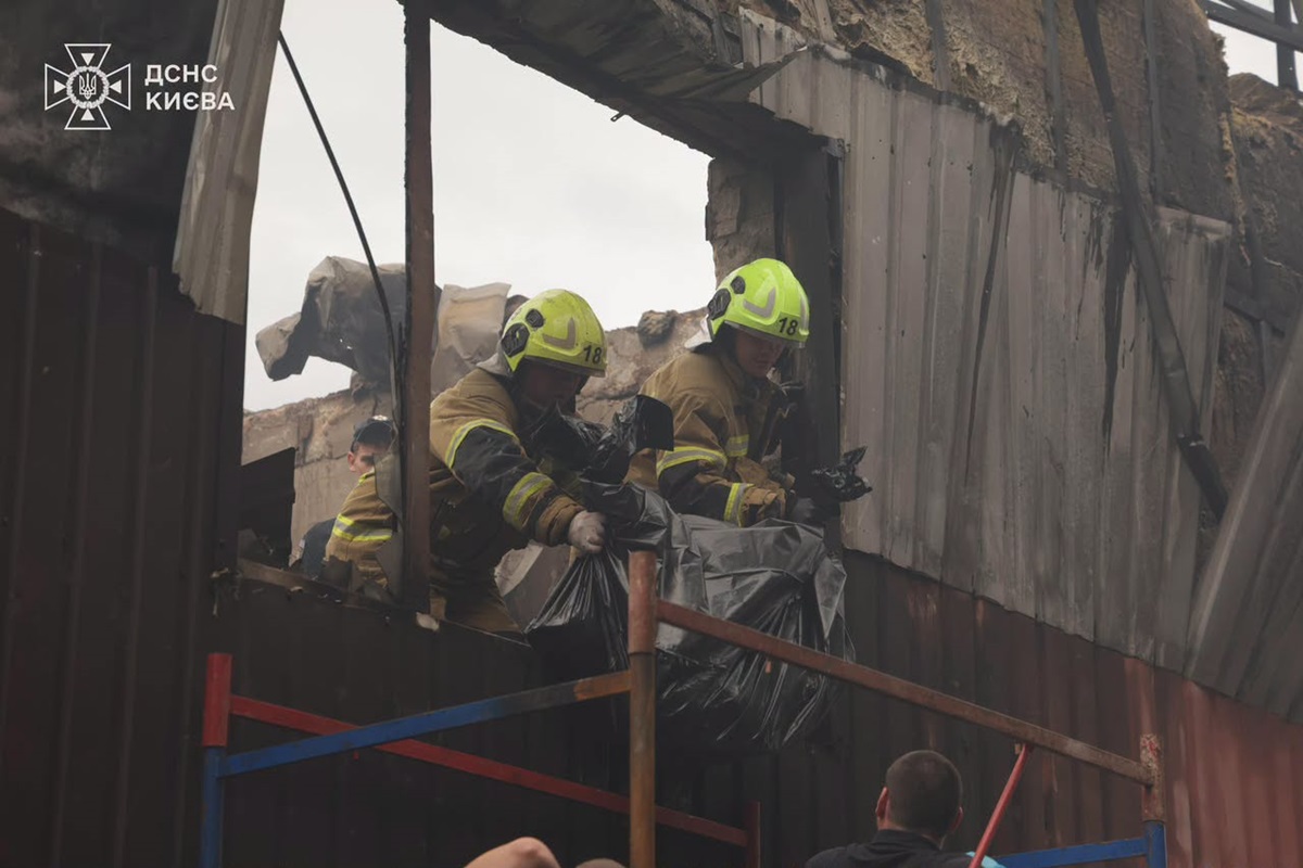 Фото для новини:У Києві загасили всі пожежі після нічної атаки РФ