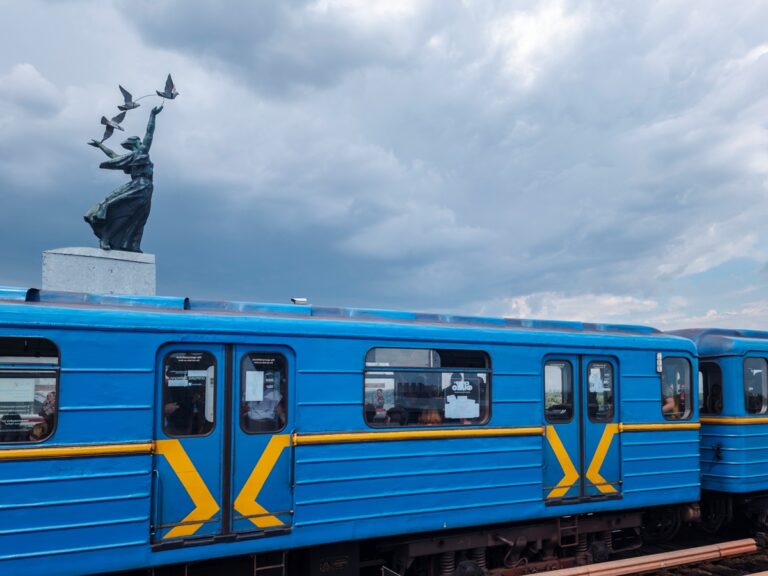 Фото для новини:У Київському метро пояснили, куди зникають поїзди опівночі