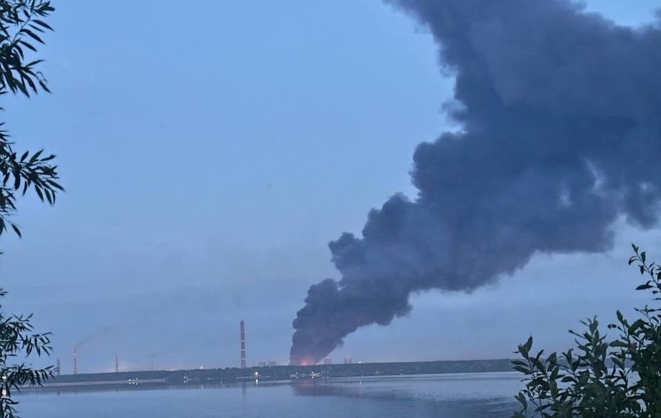 Фото для новини:У Липецьку після атаки сталася масштабна пожежа