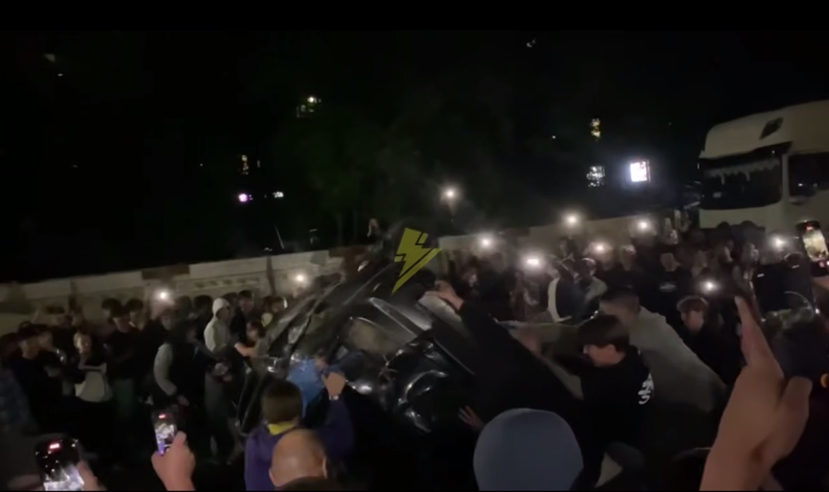 Фото для новини:У Львові натовп перекинув авто ТЦК