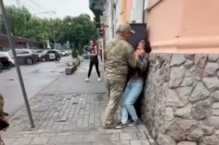 Фото для новини:У Львові військовий ТЦК схопив жінку за горло: у військкоматі відреагували